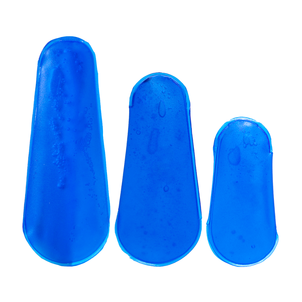 Imagem mostra tês tamanhos de bolsa térmica para os dedos, elas são na cor azul.