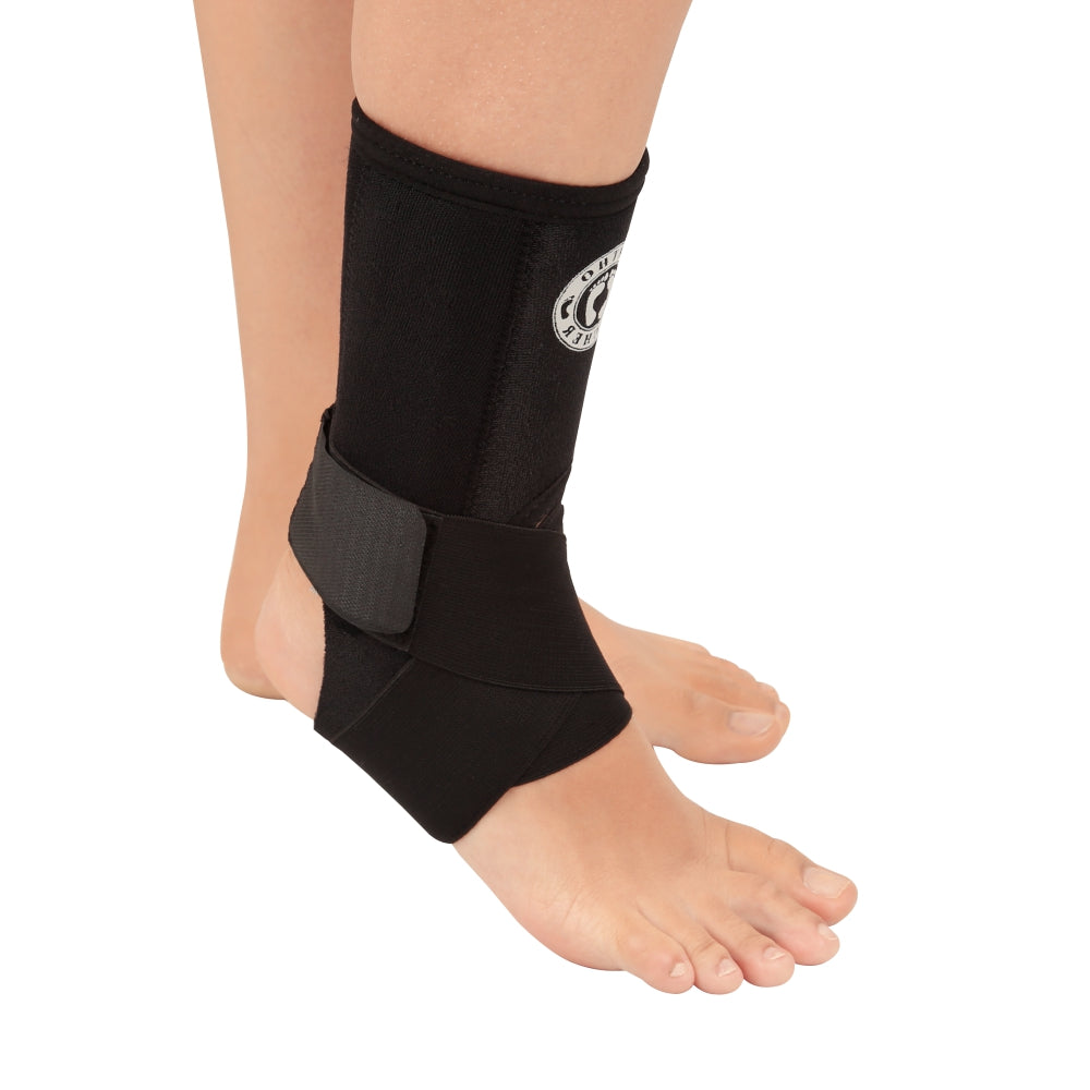 Pessoa utilzando o produto no seu pé direito, na posição lateral.