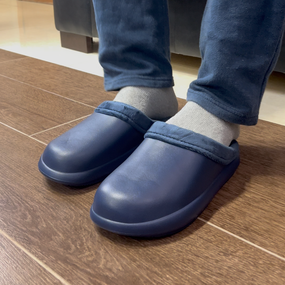 Pessoa mostrando como deve utilizar a
Pantufa ortopédica viscopauher fly feet, na cor azul