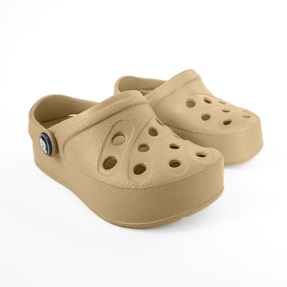 Sandália infantil super leve e macia, cor bege, com design interno plano para uso com calha AFO, disponível em cores alegres e vibrantes.