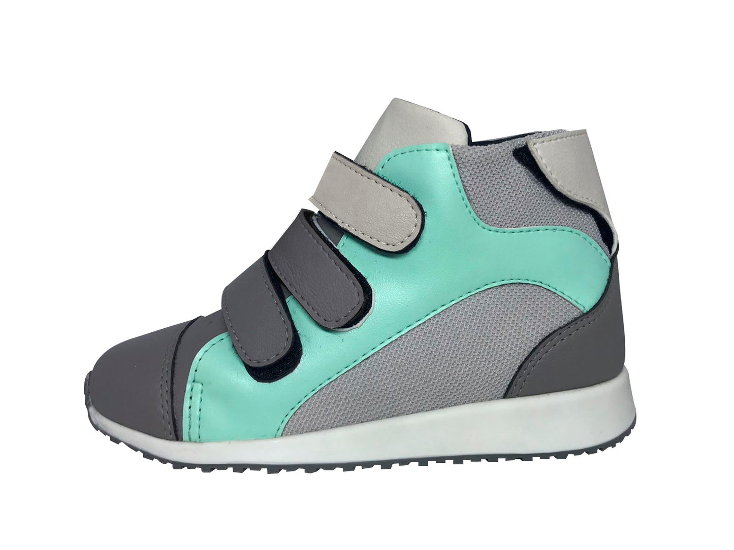 Tênis ortopédico infantil estilo botinha, verde Tiffany com cinza, com cano alto, abertura traseira em velcro e forro acolchoado para facilitar o uso com órteses AFO ou SMO. Possui ampla abertura para encaixe do calcanhar, solado antiderrapante e estrutura que oferece suporte à postura, ajudando no tratamento de pé plano ou cavo. Indicado para crianças com disfunções motoras ou más formações.
