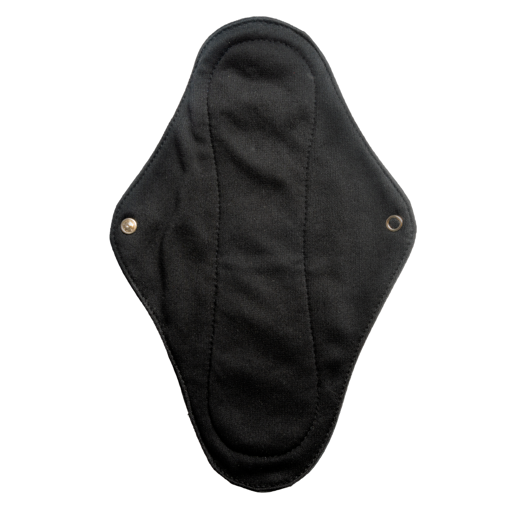 Um absorvente reutilizável com suas abas abertas, na cor preto.