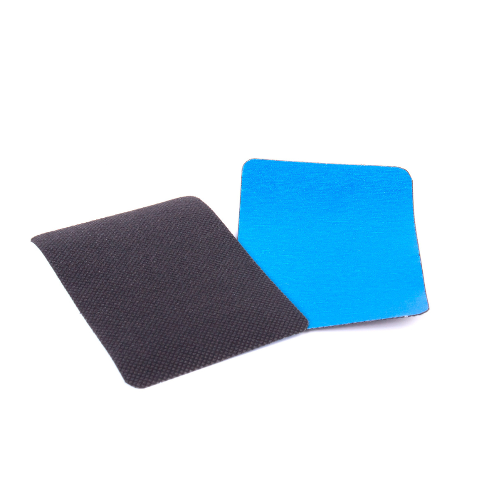 A  imagem mostra a frente e o verso do adesivo negro do Doctor Pauher