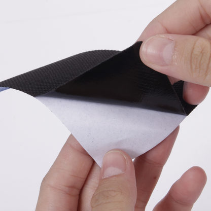 A imagem mostra o produto tendo a capa protetora sendo retirada para que a parte adesiva seja aplicada