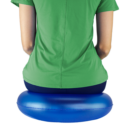 Pessoa de costa sentada em cima da almofada.