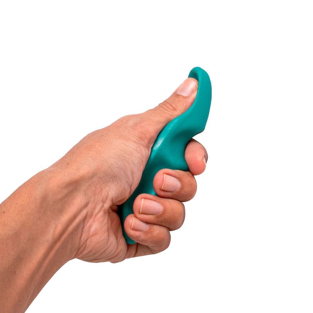 Pessoa segurando o massageador anatômico, com a mão esquerda