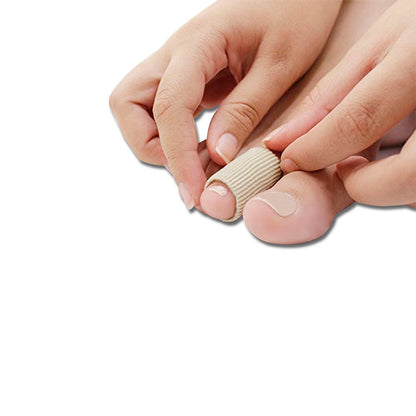 Pessoa utilizando o anel digital com malha, no dedo  pododáctilo do pé direito.