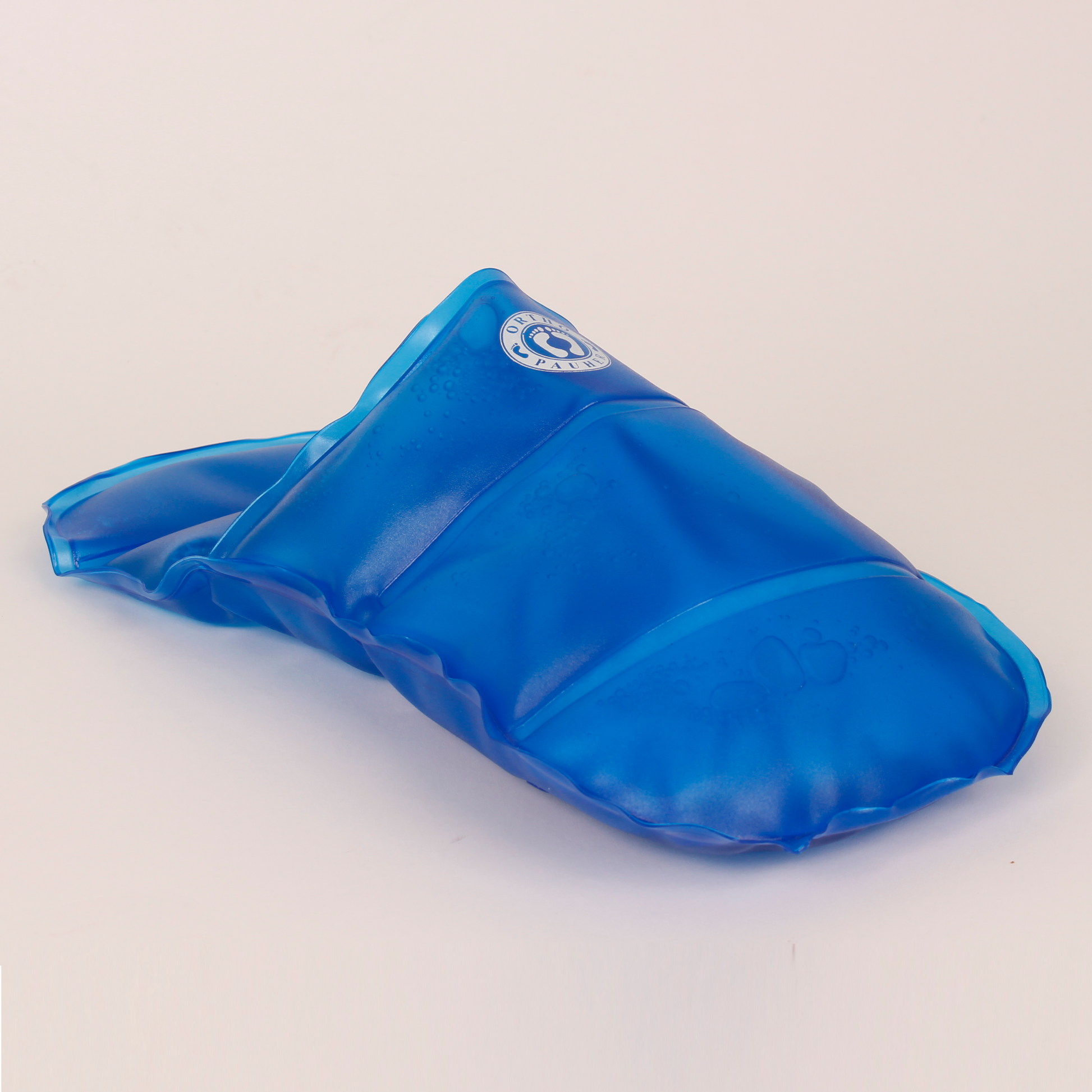 Bolsa térmica em formato de pantufa de gel HOTCOLD, na cor predominante azul, com a logo da Ortho Pauher, em cor branca centralizado na parte superior da pantufa