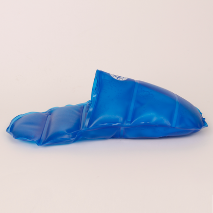 Bolsa térmica vista pela lateral, em formato de pantufa de gel HOTCOLD, na cor predominante azul, com a logo da Ortho Pauher, em cor branca centralizado na parte superior da pantufa.