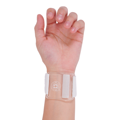 Pessoa utilizando o bracelete hemostático no pulso esquerdo
