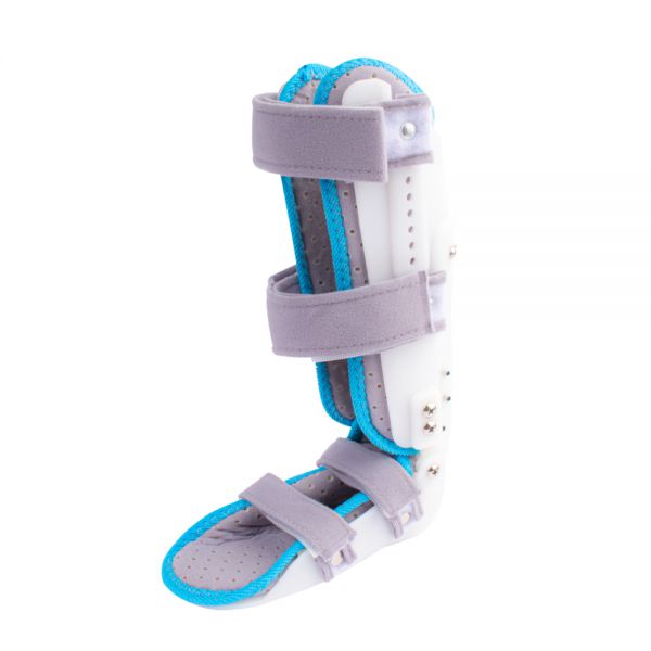 Bota calha AFO aticulada e ajustável para crianças com pés equinos ou caídos.  Na cor cinza com detalhes azul.