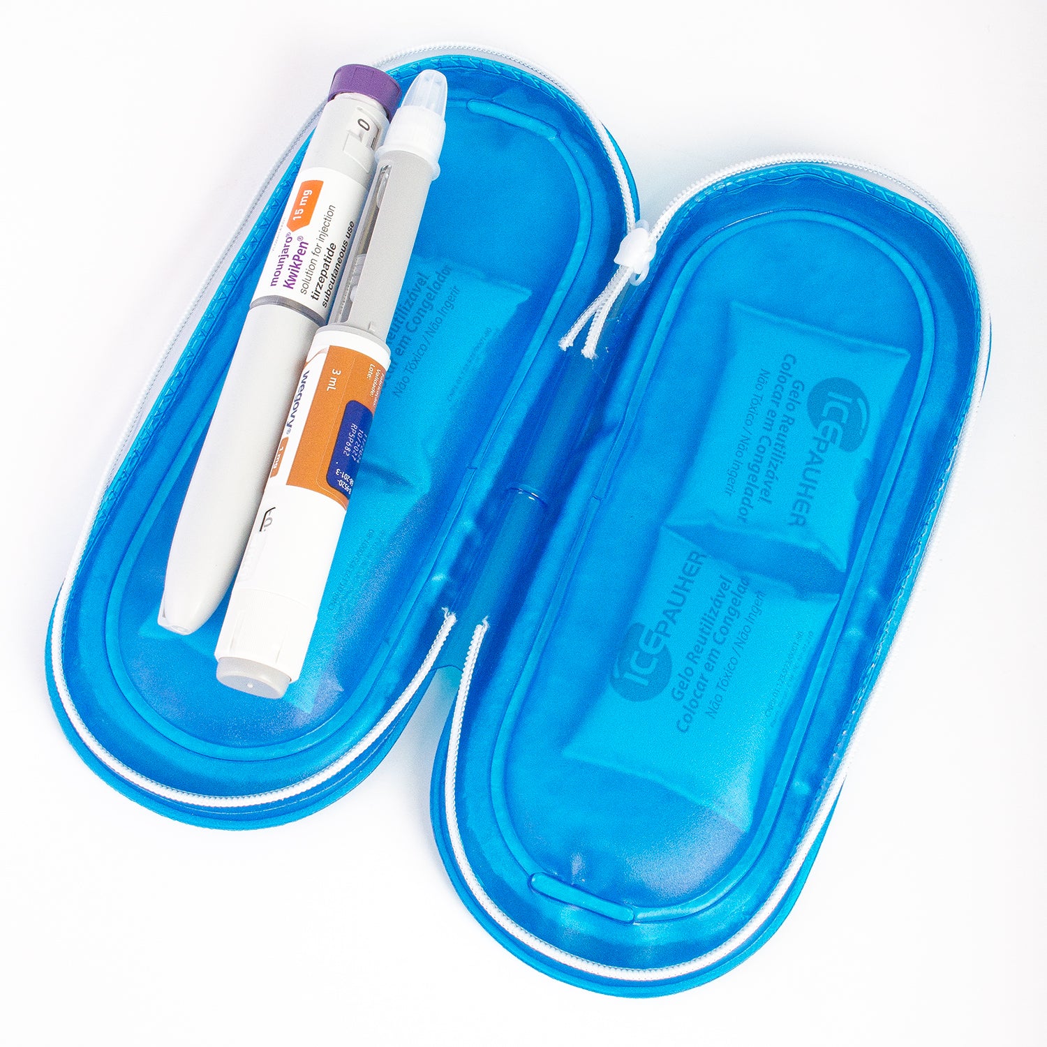 Estojo termico aberto com duas canetas de insulinas sob um dos lados do estojo. Na imagem é possivel ver que o estojo é um azul translúcido e em cada lado dele, contém dois saquinhos de gelo em gel por dentro da estrutura.