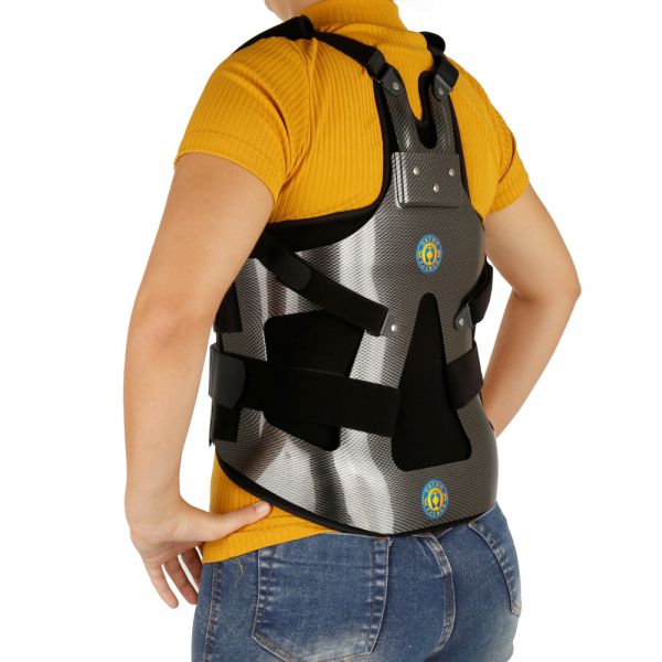 Pessoa utilizando o colete dorso lombar, com a logo da Ortho Pauher em cima e embaixo