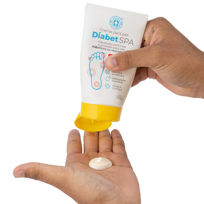 A imagem apresenta uma pessoa mostrando o creme para pés DiabetSpa e seguarando a embalagem do creme com a mão direita