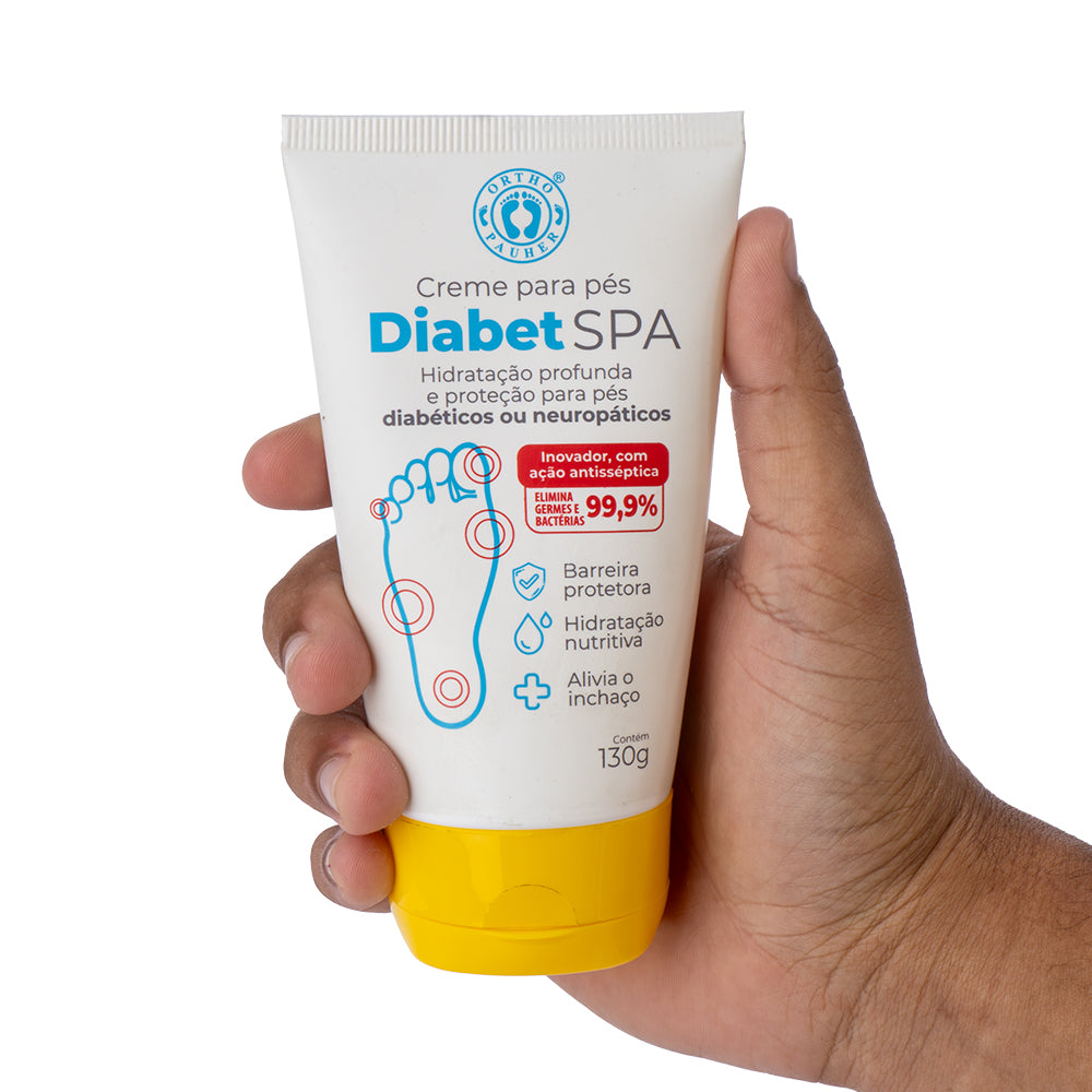 A imagem mostra uma pessoa segurando o creme para pés DiabetSpa com a mão direita e mostrando suas informações técnicas