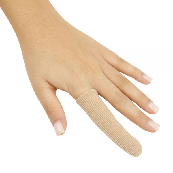 Pessoa utilizando uma dedeira skingel no dedo indicador da mão esquerda