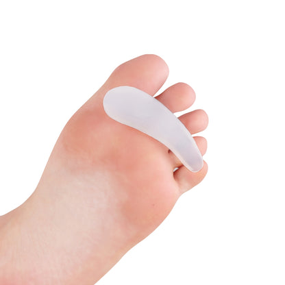 pessoa utilizando estribo no pé na parte inferior dos dedos. Cor predominante branca