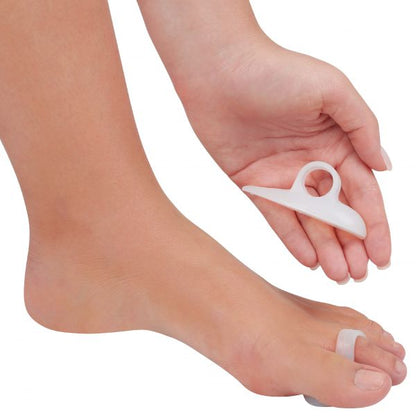 Pessoa demonstrando como deve usar o estribo para dedos em garra skingel no pé. Cor predominante branca