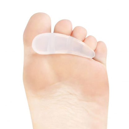 Pessoa utilizando estribo siligel para dedos em garra tipo encaxe interdigital, na parte inferior dos dedos do pé.