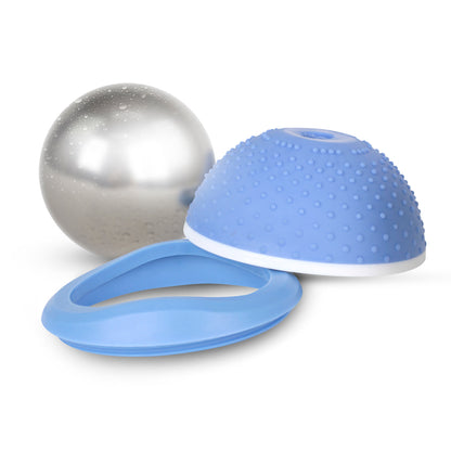 Versão maior da esfera massageadora com a base desmontada em duas partes, sendo que a base está virada para baixo, o encaixe dela está usando omo aopio para ela, e a esfera está solta atrás da base. A base da esfera é azul.