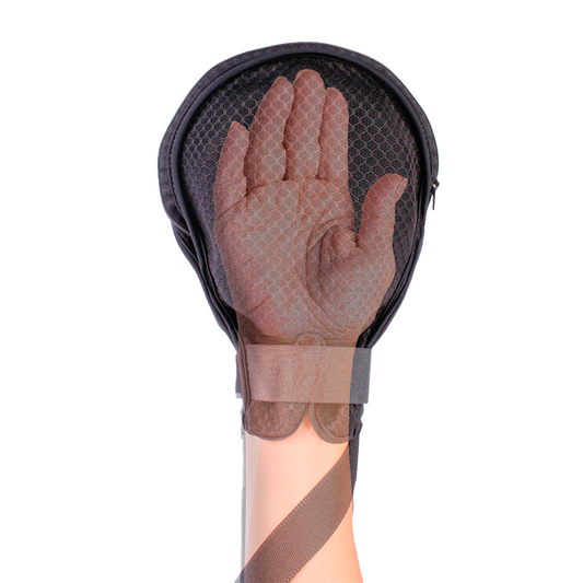 Uma pessoa mostrando como fica a mão dentro da luva de contenção