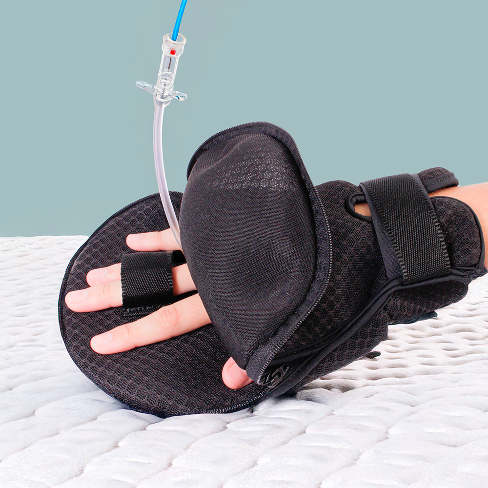 Luva de contenção está com o zíper aberto na área das mãos que na parte inferior da luva tem uma alça que prende a terceira e quarta falange. 