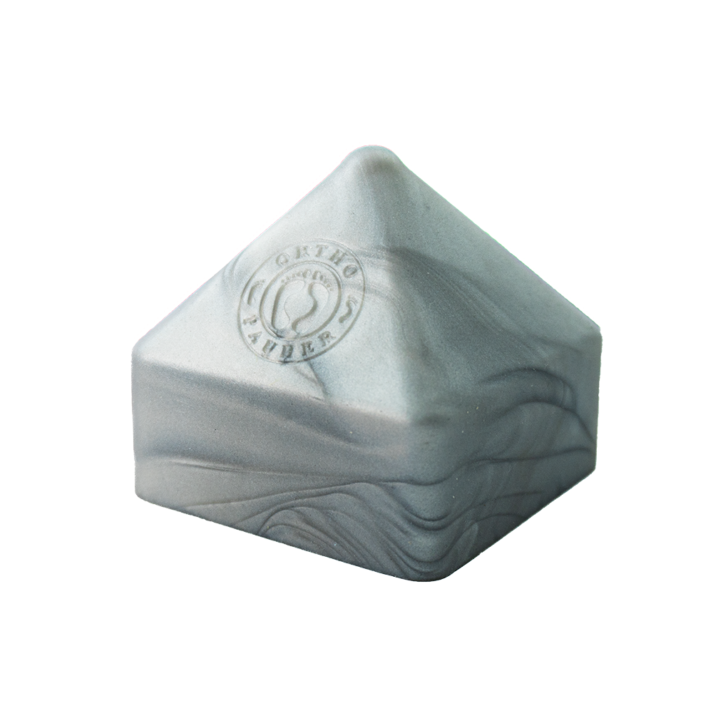 Produto massageador, na cor prata, no formato triângular