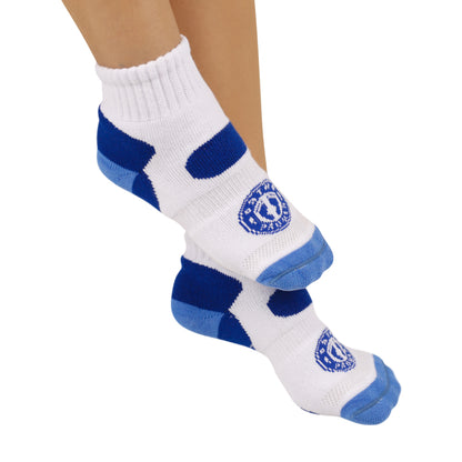 Pessoa utilizando meias ortopedicas para a proteção pro diabetc curta, na cor azul e branca. 
Indicada para pessoas com diabetes, artrite, pés sensíveis ou doloridos.
