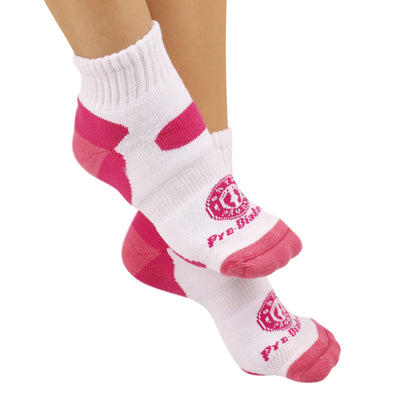 Pessoa utilizando meias ortopedicas para a proteção pro diabetc lcurta, na cor rosa e branca. 
Indicada para pessoas com diabetes, artrite, pés sensíveis ou doloridos.
