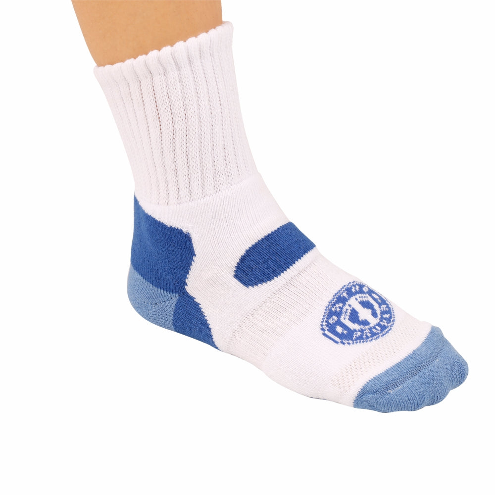 Pessoa utilizando meia ortopedica para a proteção pro diabetc média, na cor azul e branca. 
Indicada para pessoas com diabetes, artrite, pés sensíveis ou doloridos.
