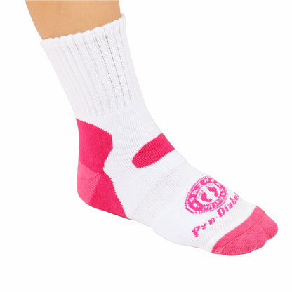Pessoa utilizando meia ortopedica para a proteção pro diabetc média, na cor rosa e branca. 
Indicada para pessoas com diabetes, artrite, pés sensíveis ou doloridos.
