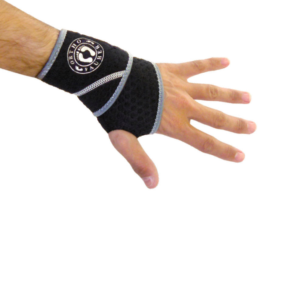 Pessoa utilizando o produto na mão esquerda, com o logo da Ortho Pauher na parte de baixo da munhequeira