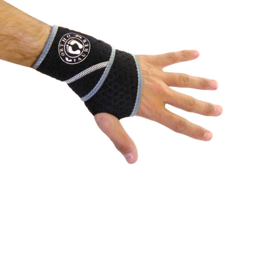 Pessoa utilizando o produto na mão esquerda, com o logo da Ortho Pauher na parte de baixo da munhequeira