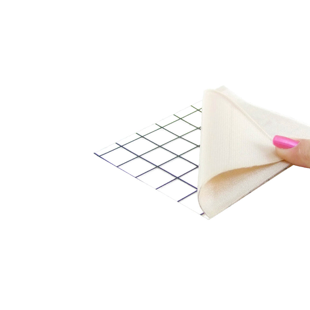 Pessoa descolando um adesivo de placa multiuso de gel aderente contra bolhas e calos.