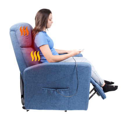 A imagem mostra uma mulher utilizando a poltrona na função de aquecimento. A cena mostra a poltrona na lateral onde é visto a mulher usando com o controle na mão, e a poltrona é na cor azul