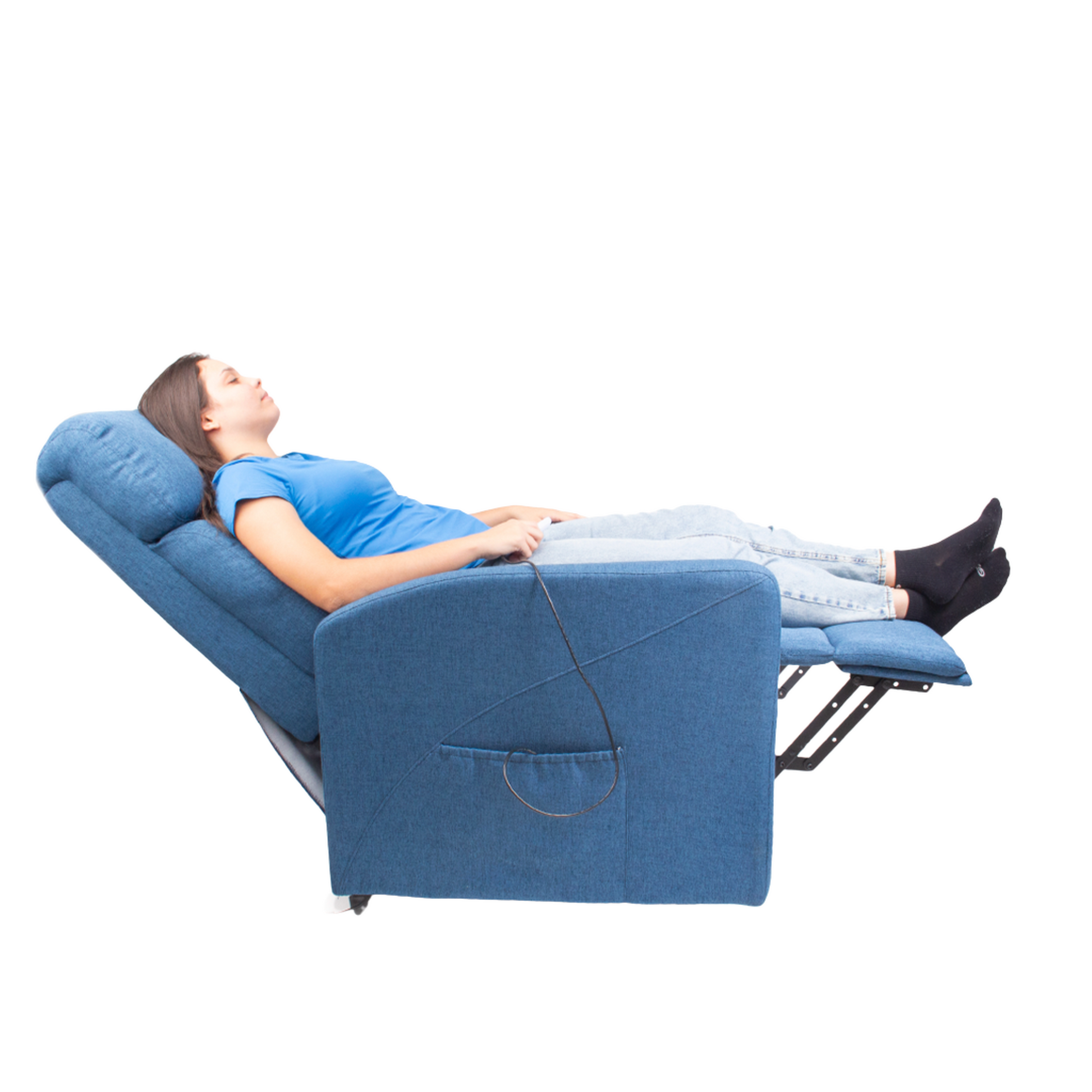 Uma mulher utilizando a poltrona na função de reclinar. 