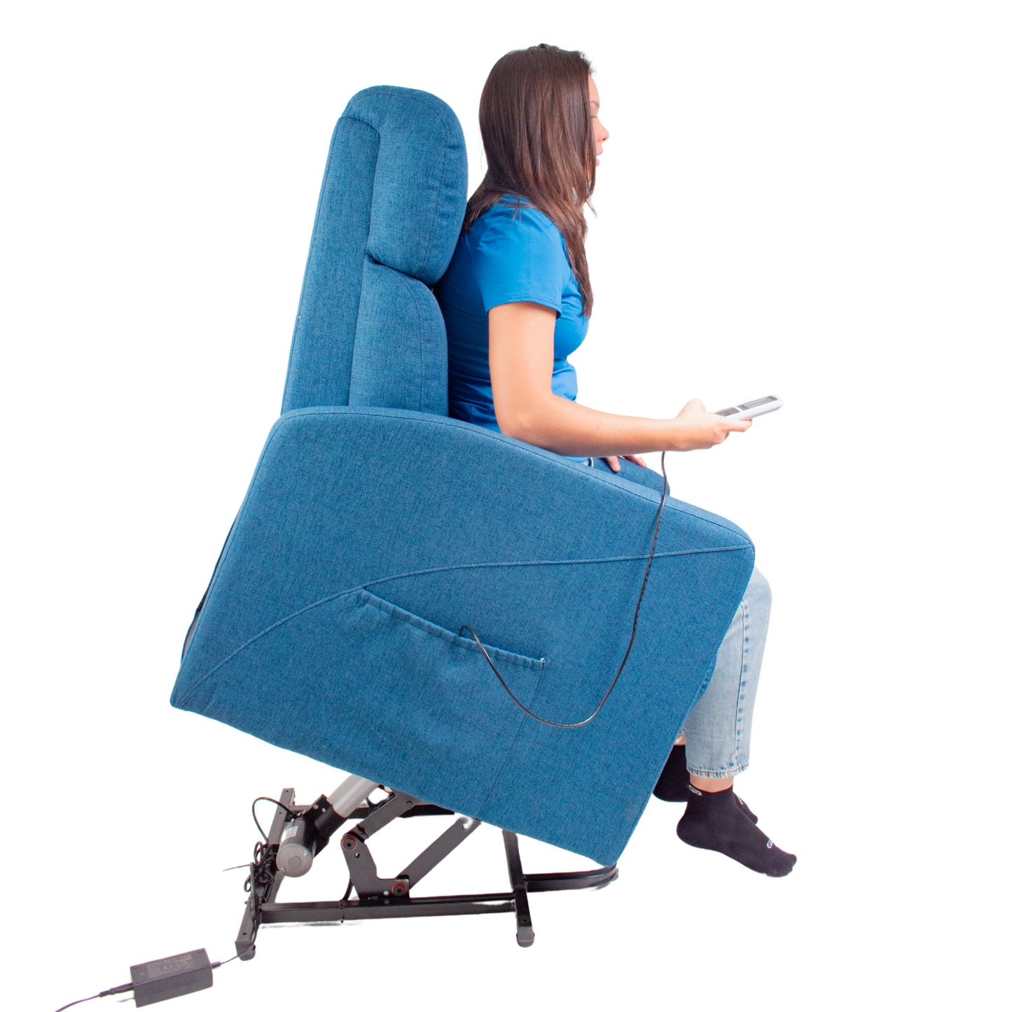 Uma mulher sendo levantada pela poltrona, na função levantar.