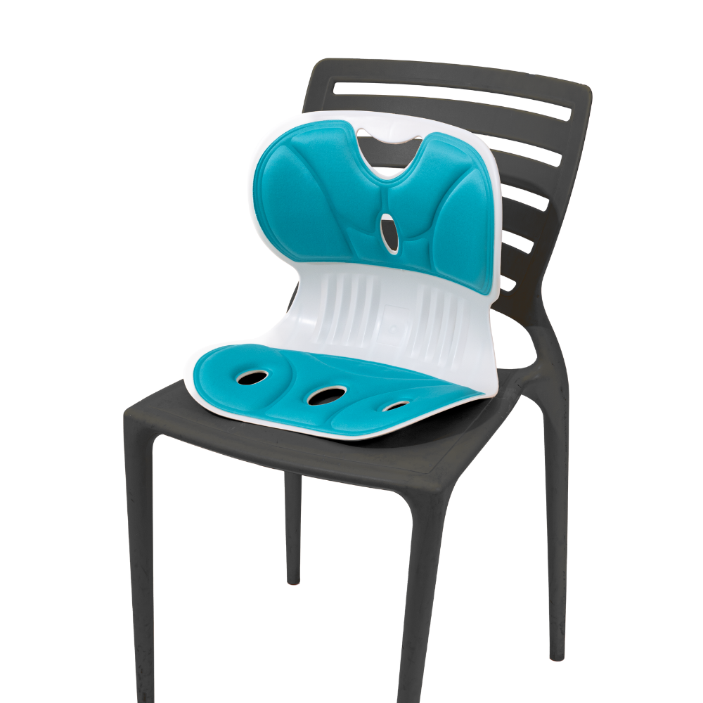 A imagem mostra o assento ortopédico ergonômico de cor azul em cima de uma cadeira.