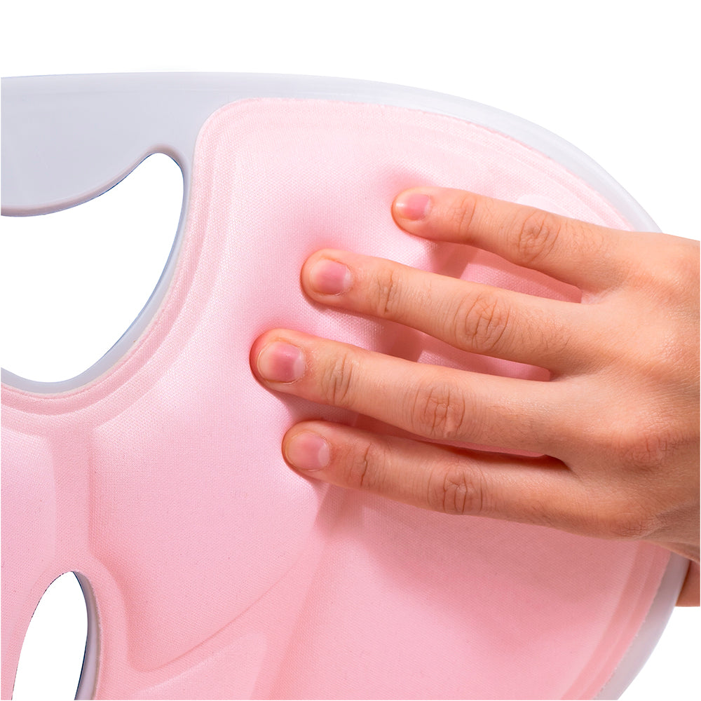 A imagem mostra uma  pessoa apertando a parte de cima do assento ortopédico ergonômico na cor rosa.