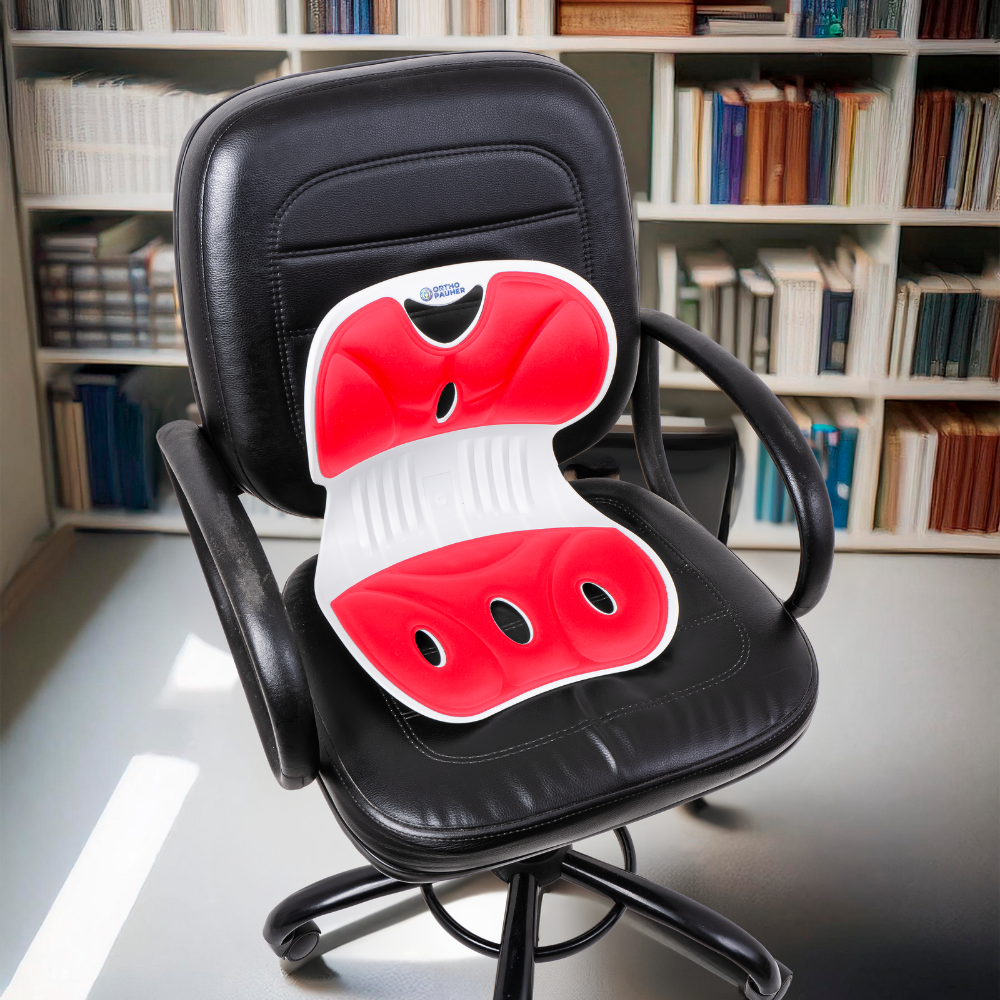 A imagem mostra o assento ortopédico ergonômico de cor vermelha em cima de uma cadeira.