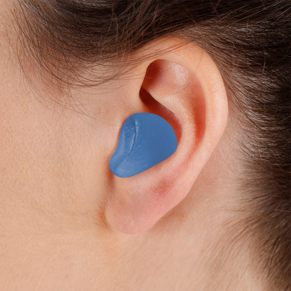 Pessoa utilizando o produto no ouvido na cor azul