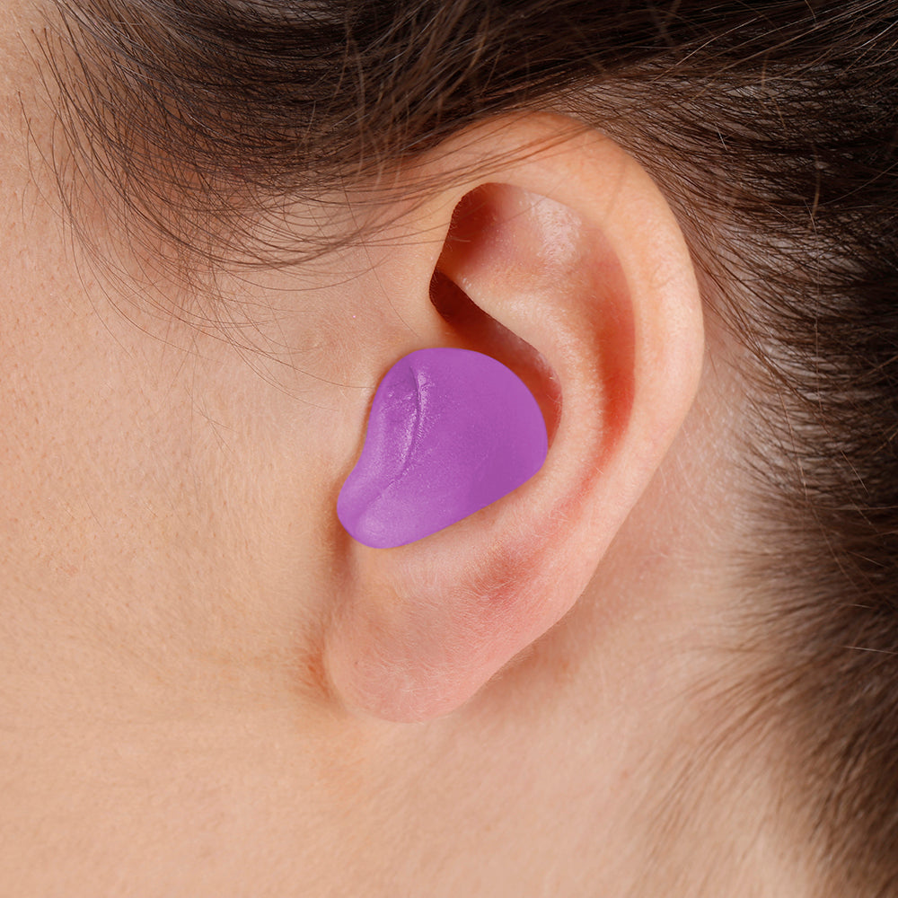 Pessoa utilizando o produto no ouvido na cor roxa
