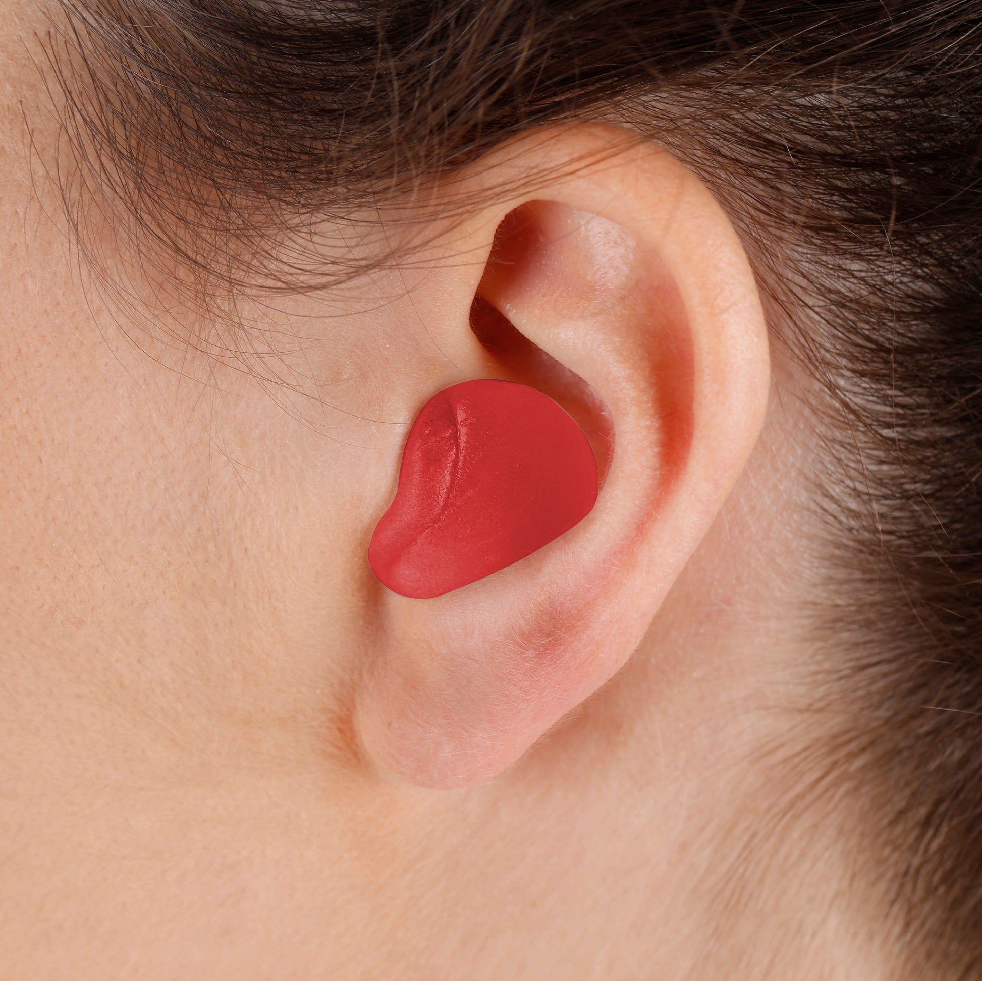 Pessoa utilizando o produto no ouvido na cor vermelha
