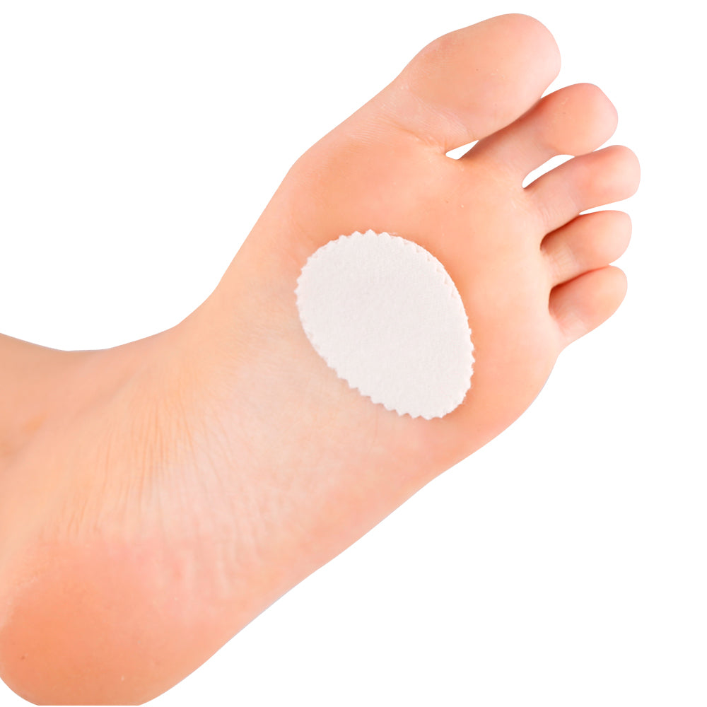 Pé esquerdo utilizando um protetor para calosidade, na parte plantar do pé.