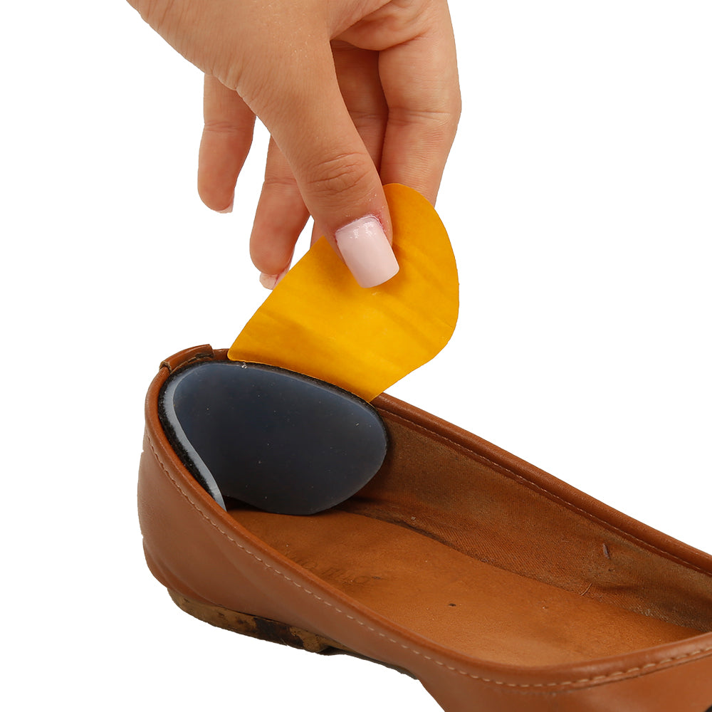 Pessoa colcando um protetor para tendão de aquiles na sapatilha