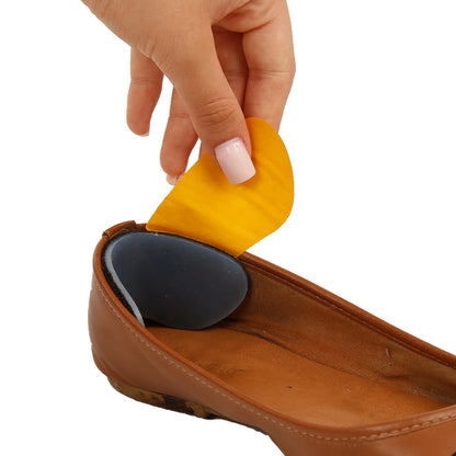 Pessoa colcando um protetor para tendão de aquiles na sapatilha