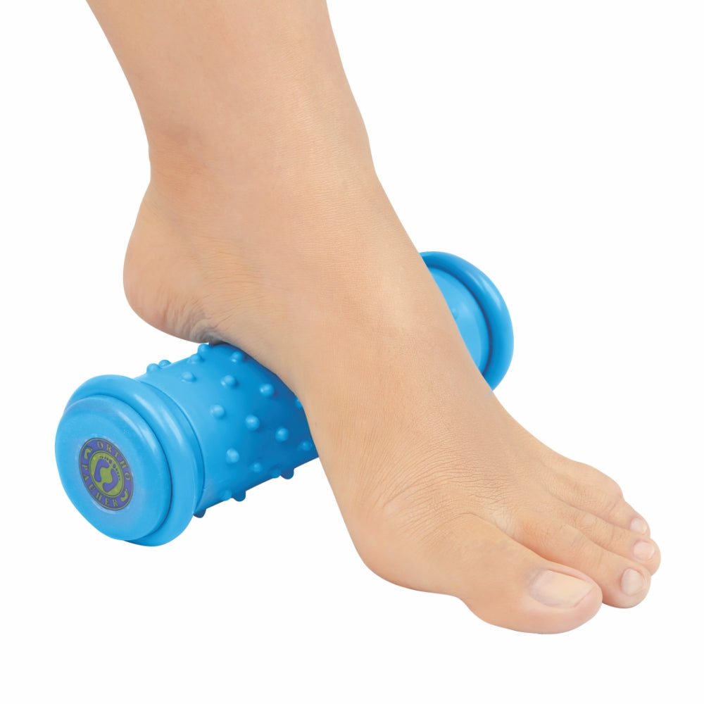 A imagem mostra um pé fazendo massagem com o rolo HOT/COLD.