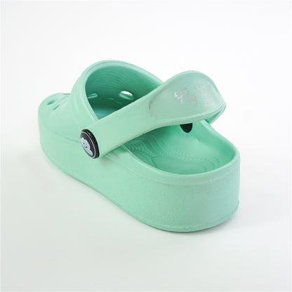 Sandália infantil super leve e macia, cor verde aqua, com design interno plano para uso com calha AFO.