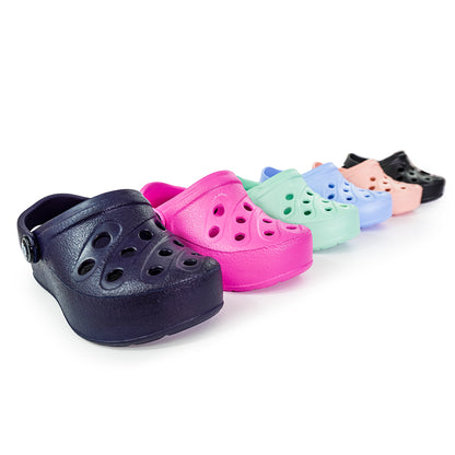 Sandália infantil super leve e macia, com design interno plano para uso com calha AFO, disponível em cores alegres e vibrantes: Disponível nas cores preto, laranja, azul marinho, azul acqua, pink, verde kiwi e salmão.