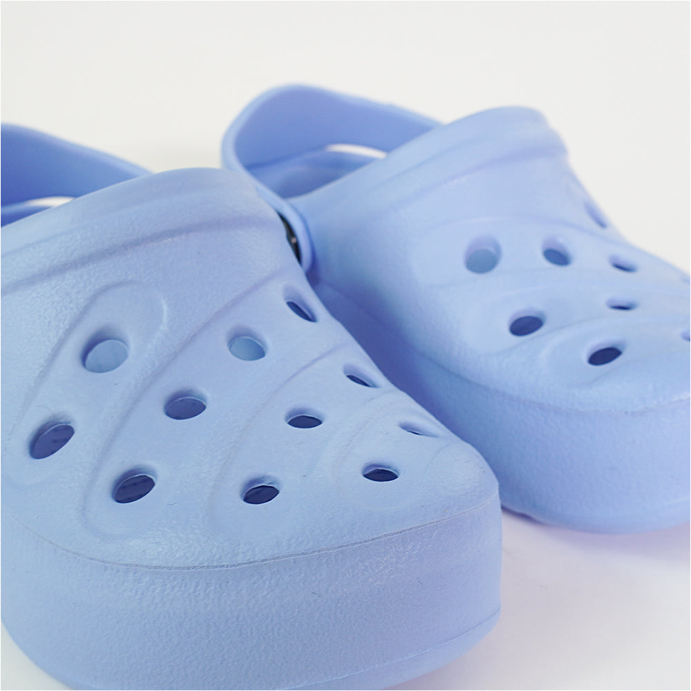 Sandália infantil super leve e macia, cor azul, com design interno plano para uso com calha AFO, disponível em cores alegres e vibrantes.